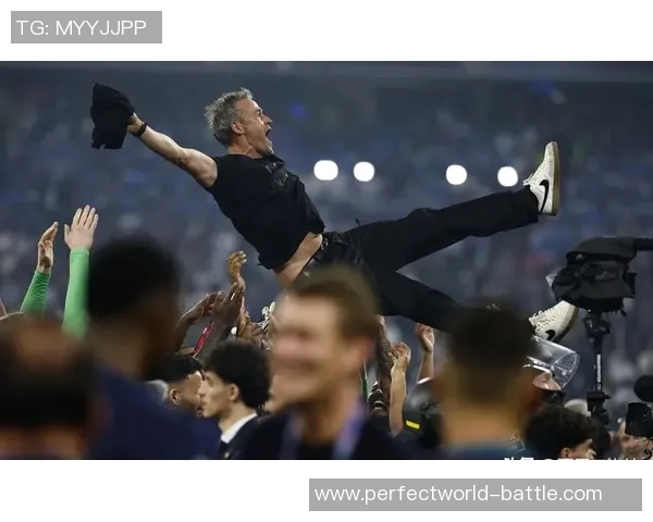 中超激战：多特蒙德与巴黎圣日耳曼战平补时进球引发争议判罚全场沸腾